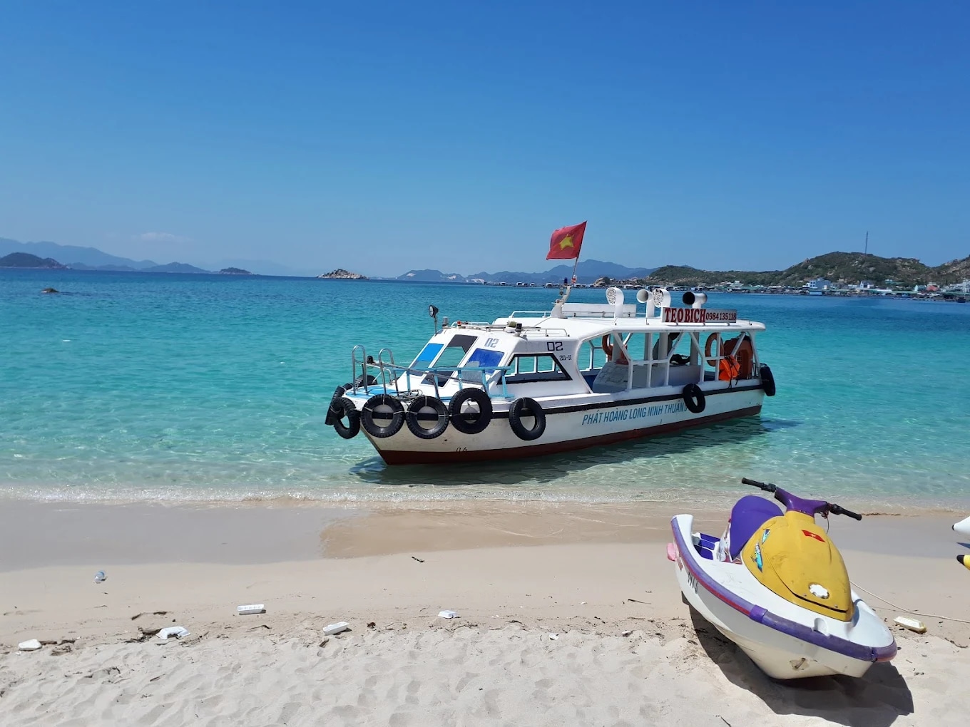 Du khách có thể thuê tàu ra khám phá đảo Bình Hưng